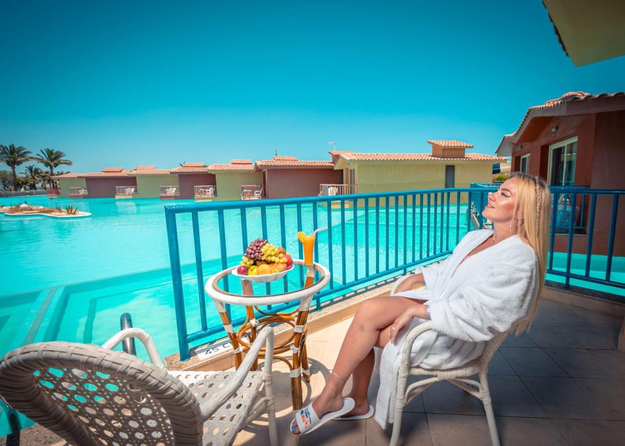 Titanic Palace Families And Couples Only Hurghada Luaran gambar A woman relaxing at a resort