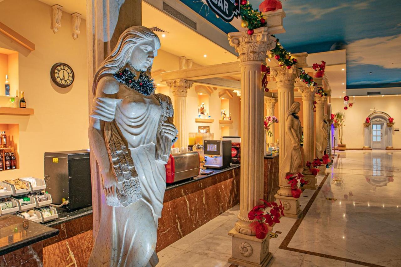 Titanic Palace Families And Couples Only Hurghada Luaran gambar Statue of the Virgin Mary at the airport