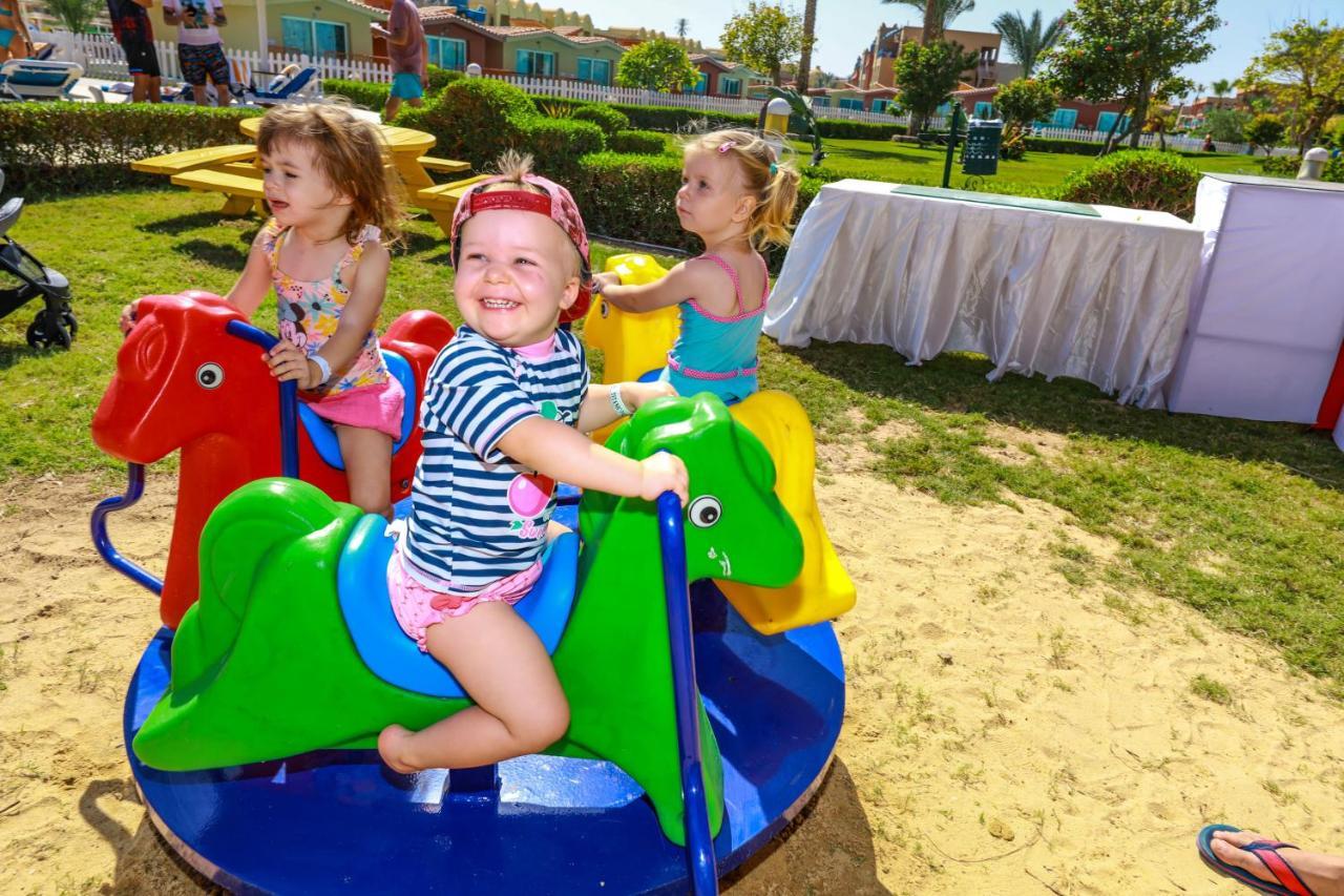 Titanic Palace Families And Couples Only Hurghada Luaran gambar Children playing on a carousel