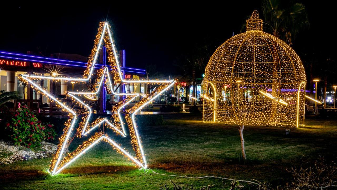 Titanic Palace Families And Couples Only Hurghada Luaran gambar Christmas decorations in the city of Patras