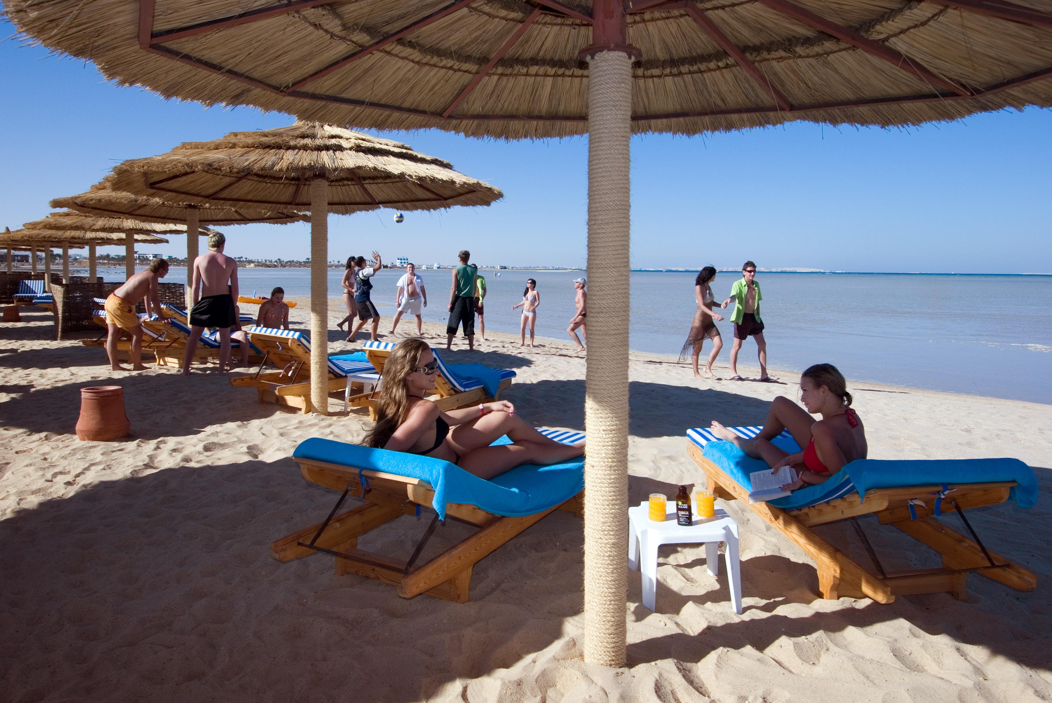 Titanic Palace Families And Couples Only Hurghada Luaran gambar Tourists on the beach of El Alamein